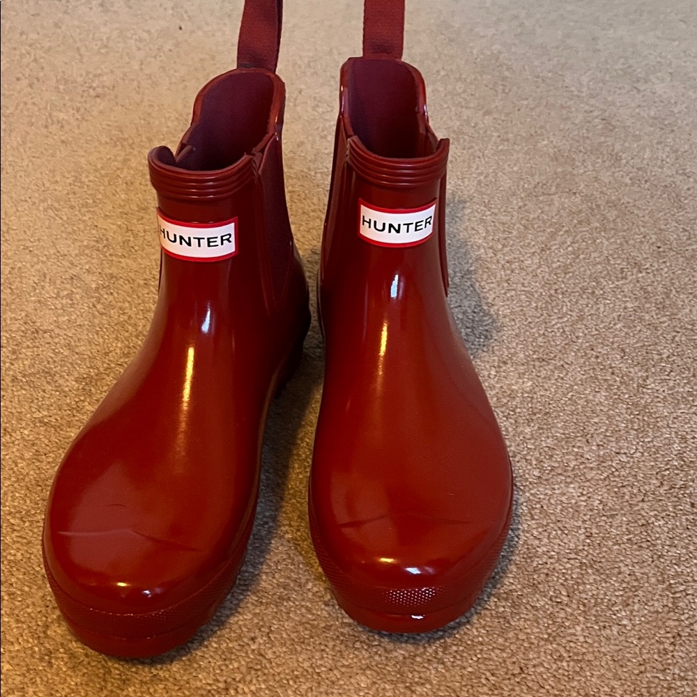 Hunter short boot - shiny red!